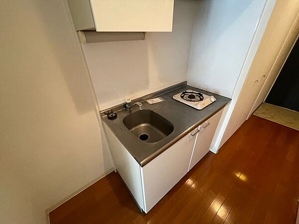 画像5:シンプルなキッチンです。一人暮らしにはちょうどいいサイズ。