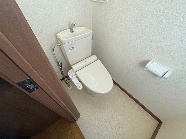 ウォシュレット機能がついたトイレ。安心して使用できますね。