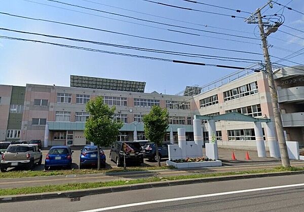 札幌市立米里小学校 352m