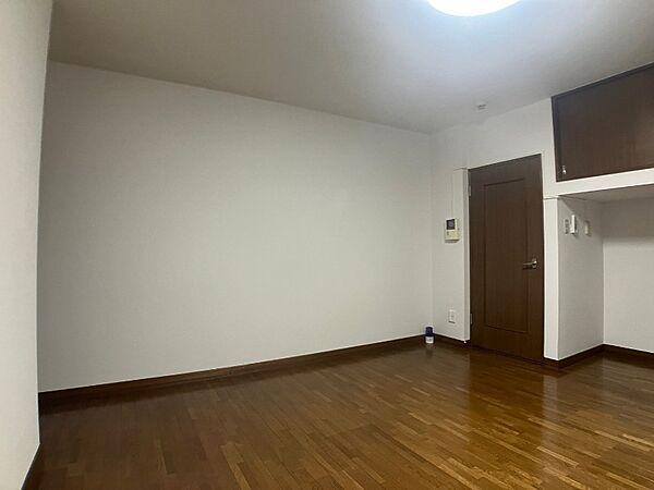 画像10:寝室を別角度から撮りました。どう家具を配置しますか？