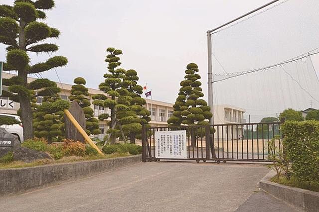 小学校「国分小学校まで900ｍ」