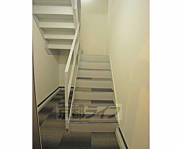画像26:建物内階段で防犯対策も安心です。