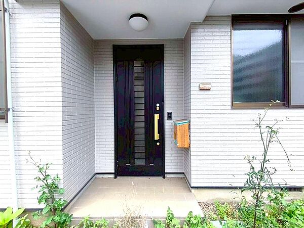 清潔感あふれるエントランスと高級感ある玄関扉が出迎えます。思わず「ただいま」と言いたくなるそんな玄関先です。