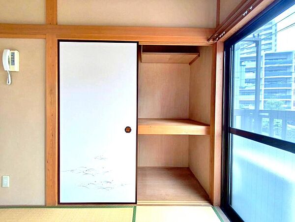 和室には布団も収納できる押入れつきなので、急なお客様にもしっかり対応できます。