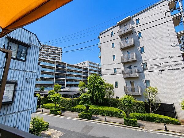 お洗濯ものや布団を干したりするのに十分なスペースを取ったバルコニーは大変便利です。