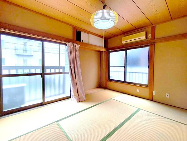 やっぱりあると落ち着く和室。明るい光も差し込む心地良い空間は、お子様のプレイルームやお昼寝に最適です