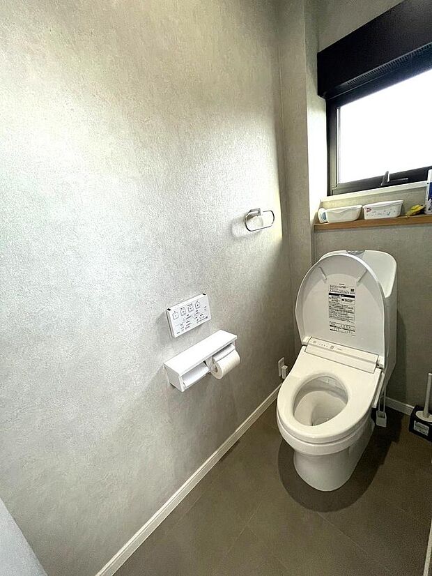 ２階トイレも温水洗浄便座でボタン機能付き♪