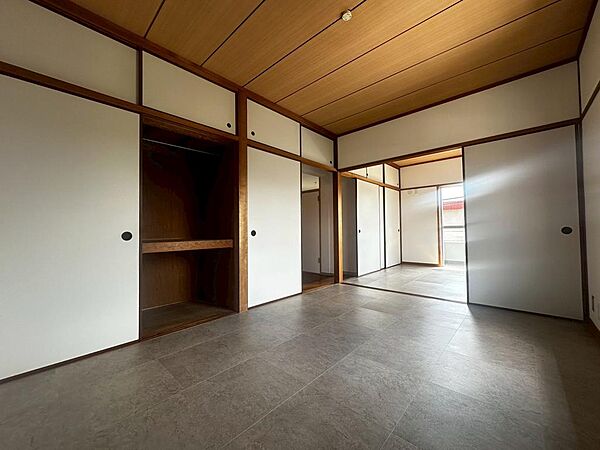 洋室６帖と４．５帖☆ふすまで仕切っているので繋げて１部屋で繋げて使えます☆