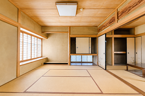 白木の無垢材を使った、今では貴重な本格和室。木の質感と温もりを感じられ、削って美しさを取り戻せる上質な造りです。