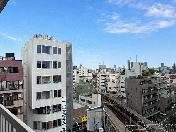 8階から望む開放的な眺望。街並みを一望でき、駅徒歩1分ならではの利便性も実感できる立地です。