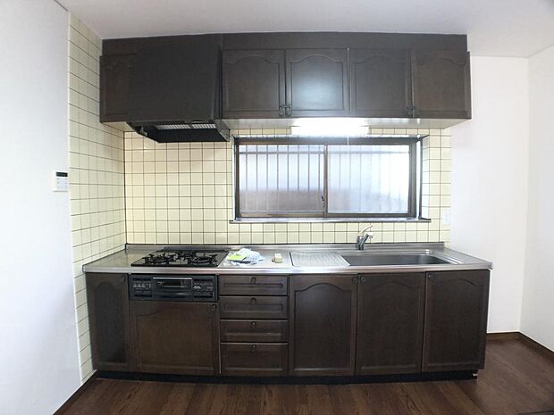 壁付けのキッチンはグリル付き三口ガスコンロのシステムキッチンです♪吊戸棚や床下収納あり収納も豊富です♪