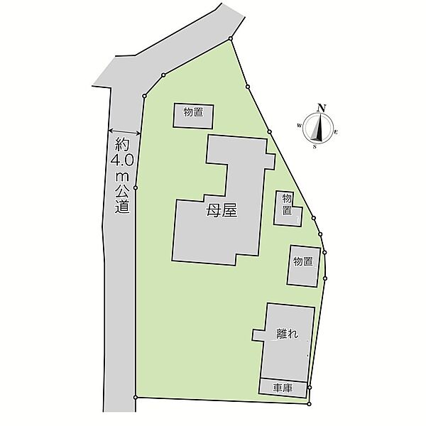 全体区画図♪土間付きの母屋と車庫付きの離れ、三つの物置があります♪