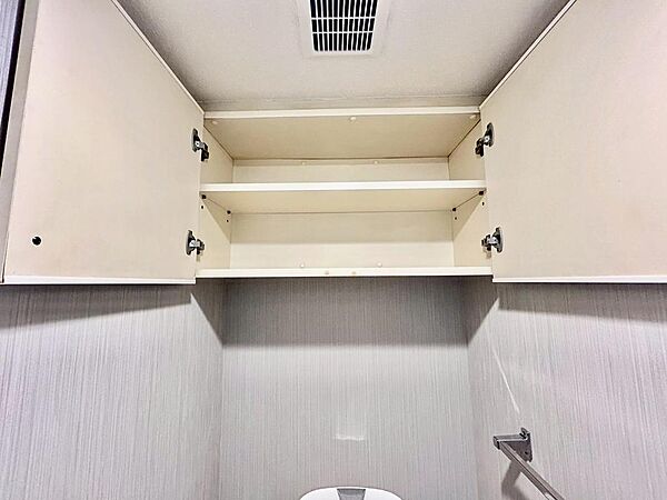 上部に収納棚あり♪