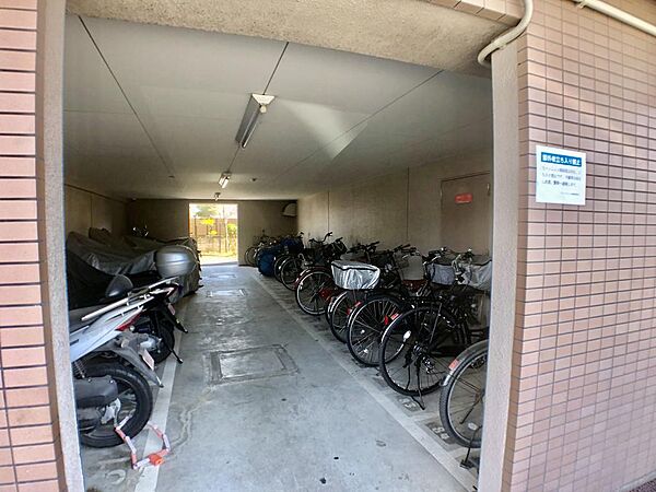バイク置場、自転車置き場♪