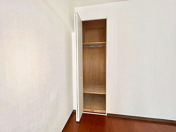 東側洋室の収納♪全居室収納付きでお部屋が広くお使いいただけます♪