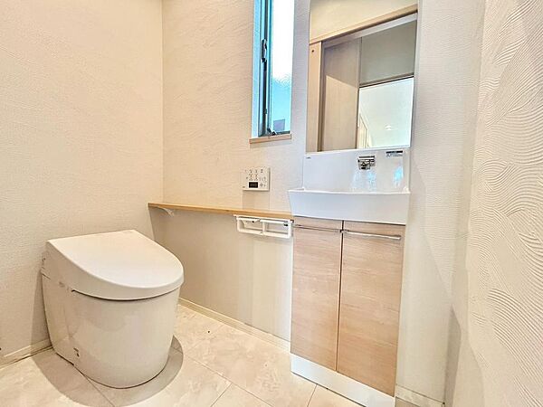 広々としたトイレです♪人感センサー付きで蓋が開閉します♪