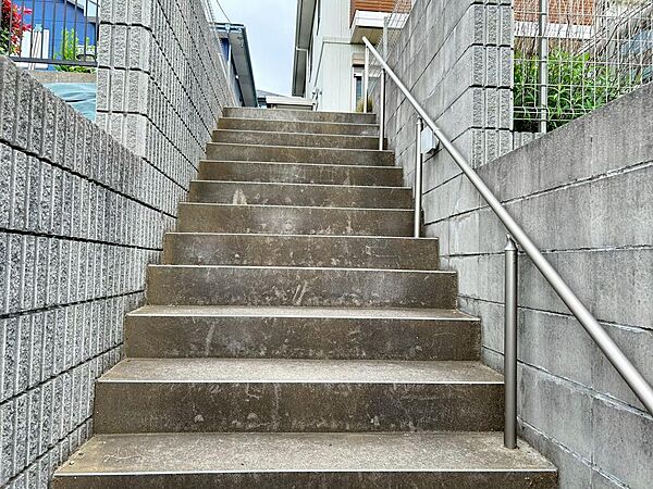 駐車場から家まで階段があります♪