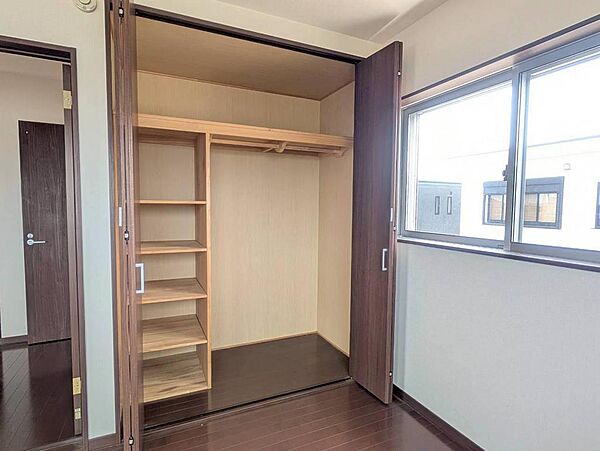 ２Ｆ９帖の洋室♪２部屋に区切ることができます♪それぞれにドアと収納付きです♪
