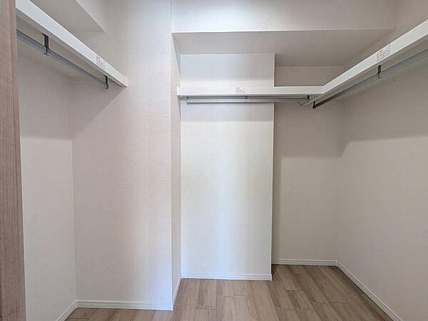 6.7帖洋室のウォークインクローゼット♪