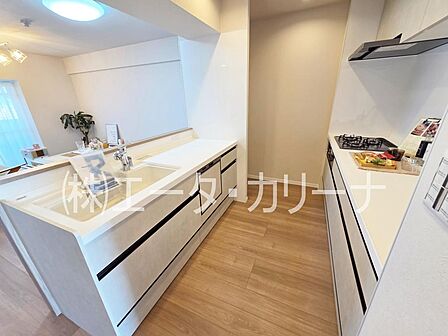 ご夫婦で一緒に立てるII型のシステムキッチンを採用しました。作業スペースが広く、毎日の家事負担を大幅に軽減します。約15帖のLDKを備えた72平米の物件で、日々の生活に確かなゆとりを生み出す間取り。