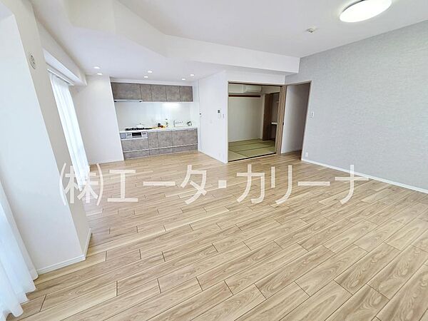 南西向き角部屋ならではの採光と風通しを確保した7階部分。約20.4帖の広々としたLDKは、家具を置いても十分なゆとりがあります。日当たりの悪さと手狭な賃貸の不満を解消する3,890万円の現実的選択。