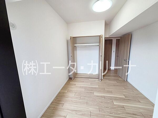 20.4帖のLDKと約6帖の和室をつなげれば、より広々とした空間として活用可能。リモートワークや趣味のスペースとしても使える汎用性の高い2LDKです。家族の成長や働き方の変化に対応する柔軟な間取り設計