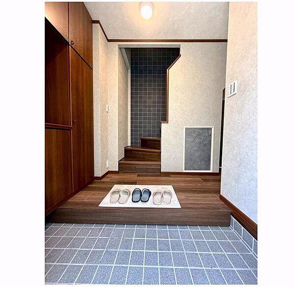 特殊塗装で仕上げられた玄関扉を開けると、新調された建具と真新しい床材の空間が広がります。 視覚的な美しさが、仕事から帰宅した際のご夫婦の疲労を和らげ、心安らぐ時間へとスムーズに導きます。