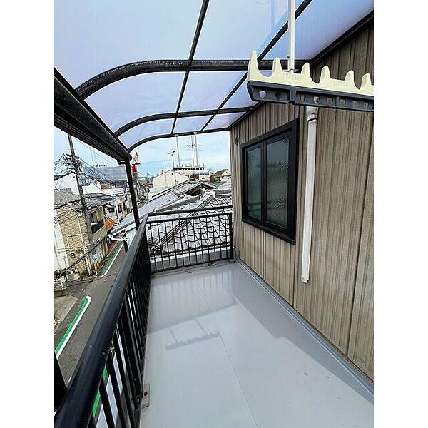 角地に建つメリットを活かし、室内に取り込む自然光と風を感じる穏やかなシニアライフを描きませんか？ 環状線2駅が使える立地は、ご友人との食事や観劇など、これからのアクティブな外出を後押しします。