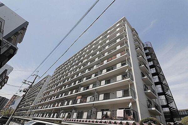 蒲生四丁目駅徒歩4分、関目駅徒歩7分、JR野江駅徒歩10分と交通アクセス良好なリフォーム済マンション 。南向きバルコニーで風通しも良好です 。弊社なら仲介手数料無料で、お財布に優しいお引越しが可能です