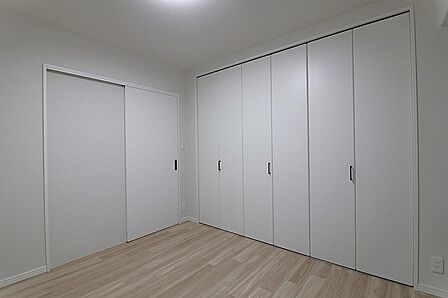 蒲生四丁目駅から徒歩4分。京阪やJRも使え通勤・通学に便利な立地 。室内は26年3月にリフォーム済で南向きバルコニーで風通しも良好 。仲介手数料無料で、初期費用を抑えた購入をご提案します。