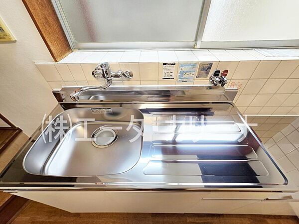 キッチンを新品に入れ替え済みです。2026年6月のリフォームで、毎日使う場所を新しくしました。料理のしやすさや、水回りの清潔感を重視する方にとって、実用的なリフォーム内容です。