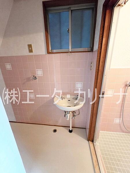瓦の吹き替えやベランダ防水等の外装工事を実施済み。入居後の雨漏りリスクを物理的に抑えます。建物の維持費用を長期的に軽減させる堅実な状態にあります。