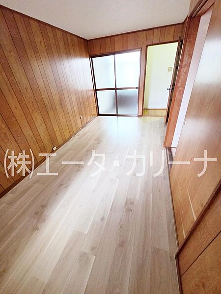 鉄骨造の地上3階建て構造を採用。延床面積64.26平米の中に4DKの間取りを確保しました。家族間のプライバシーを守りやすい独立した部屋割りが特徴だと分析します。