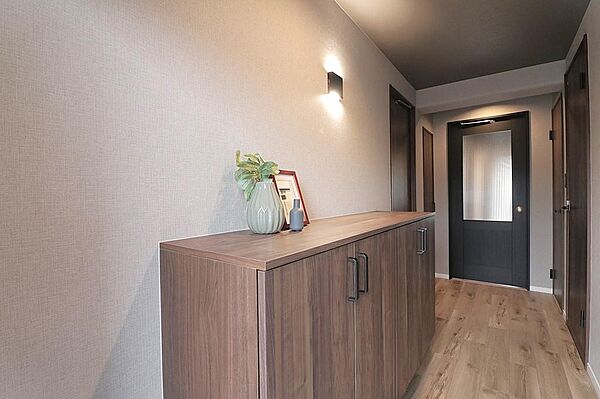 綺麗な室内で、リフォーム済みのためそのままご入居可能です。初期修繕費や手間を省きたい方におすすめです。弊社でお取引いただければ仲介手数料が無料となり、より合理的な選択となります。