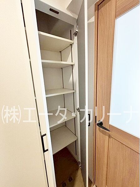 中規模マンションならではの落ち着いた環境を好む方に。総戸数７６戸という適度なコミュニティ規模を形成しています。管理人日勤かつ全部委託の管理形態がとられており、日常の業務が外部委託により維持されています
