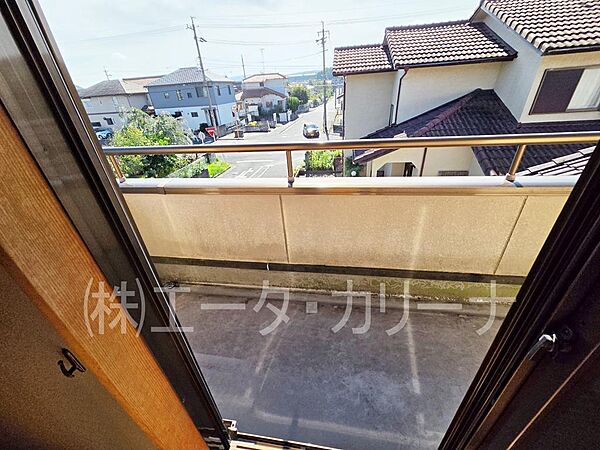 二階の和室部分から出入りできるバルコニーを配置。シーツ等の洗濯物を干す際、一階の通行人から直接見えにくい位置にあり、生活感を隠しつつ防犯面での懸念を減らしたい層への配慮設計。