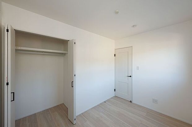 2Fの2部屋の洋室にもしっかり収納スペースがあり、お部屋をスッキリご使用いただけます。