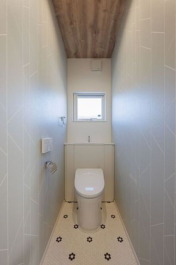 トイレのキャビネットにはトイレットペーパー等収納できるスペースがございます！