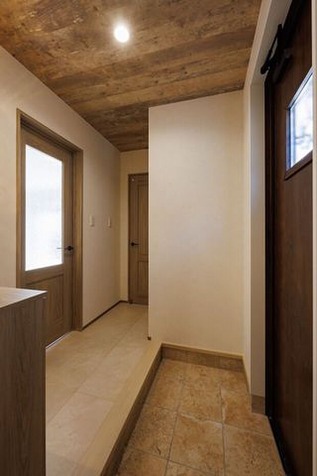 天井や玄関扉はナチュラルな木目で統一。温かみを感じる内装です。