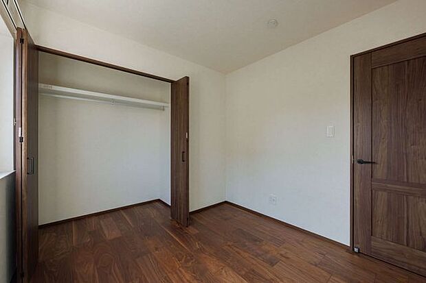 2階の2部屋の洋室は、大容量のクローゼット付きで収納にも困りません。