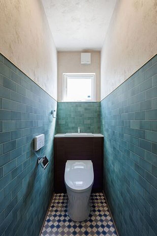 1Fのトイレのキャビネットには収納スペースがあり、トイレの備品がすっきり納まります。