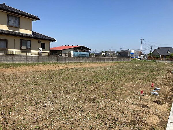 お好きな住宅メーカーでの建築が可能です。尚、『建築条件付き』での販売もしており、当社の指定する建築メーカーで住宅をお考えの場合は販売価格を最大で200万円まで値下げ交渉可能です。