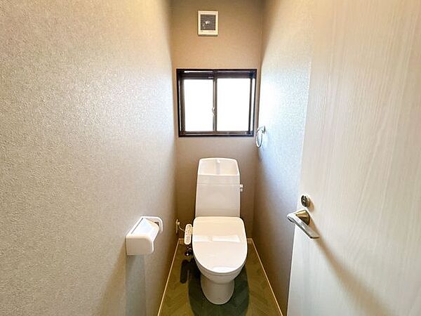 【リフォーム済】トイレは新品に交換を行いました。ウォシュレット付きの便座です。