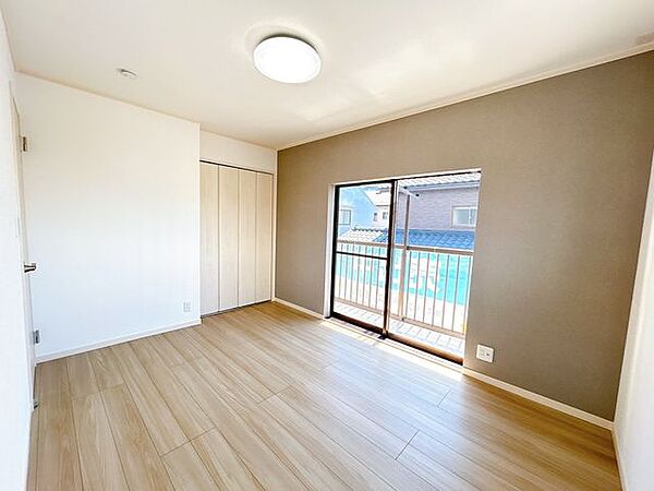【リフォーム済】2階西側洋室です。床はフローリング貼り、天井壁はクロス貼替を行いました。お子様のお部屋にいかがですか。