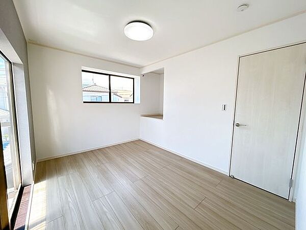 【リフォーム済】2階西側洋室です。床はフローリング貼り、天井壁はクロス貼替を行いました。階段上のスペースも収納としてお使いいただけます。