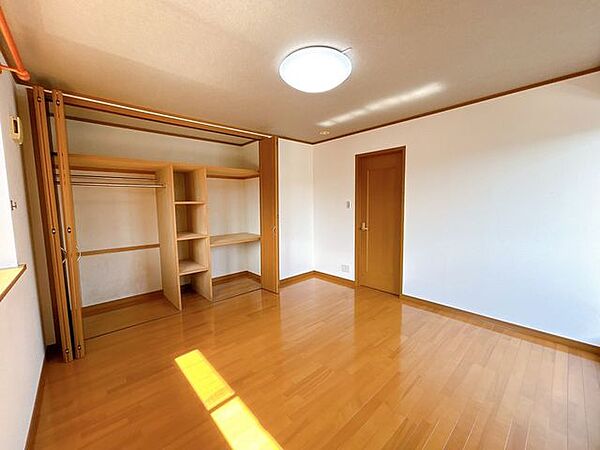 【リフォーム済】2階北西側のお部屋です。クローゼットに棚がついているので整理整頓もしやすいですね。クロスの張替えを行いました。