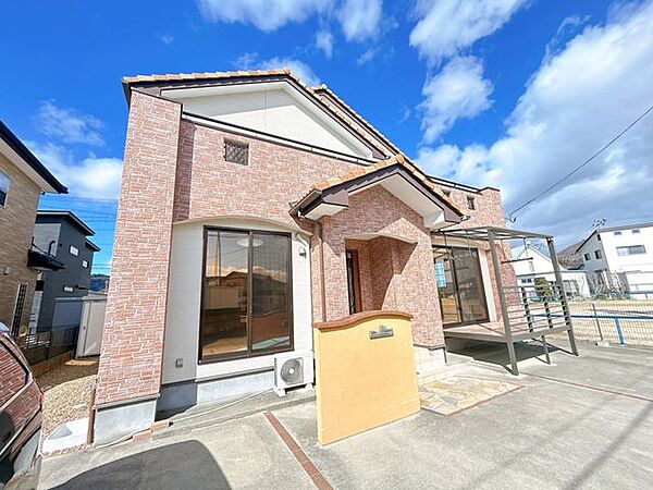 【リフォーム中】建物外観はオシャレでかわいらしいです。保守状況がいいので外装は現況で販売しております。