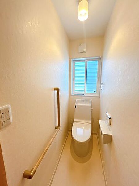 【リフォーム中】1階のトイレは大変状態が良好の為残すのでクリーニングを徹底的に行います。手すりが付いているので立ち座りもラクラクですね。