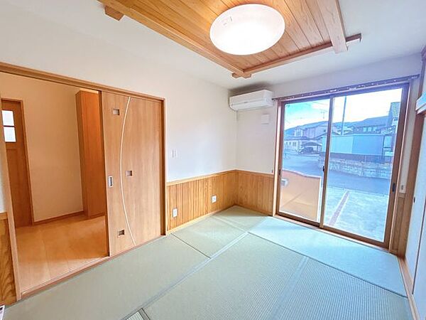 【リフォーム中】1階和室の別アングルです。腰壁の木部がオシャレな和室です。客間や床が柔らかいので小さなお子様のプレイルームとしてお使いいただくのもいいかと思います。