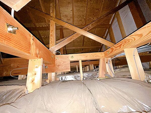 【リフォーム中】屋根裏部分の写真です。断熱材が敷き詰められているのを確認できます。雨染みなどもありませんので安心してお住まいいただけます。